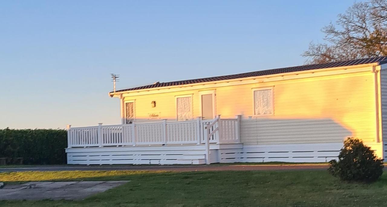 Beautiful 2 Bedroom Caravan, Holiday Park Tenby Saint Florence المظهر الخارجي الصورة