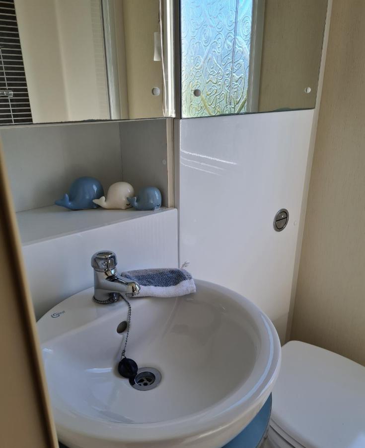 Beautiful 2 Bedroom Caravan, Holiday Park Tenby Saint Florence المظهر الخارجي الصورة