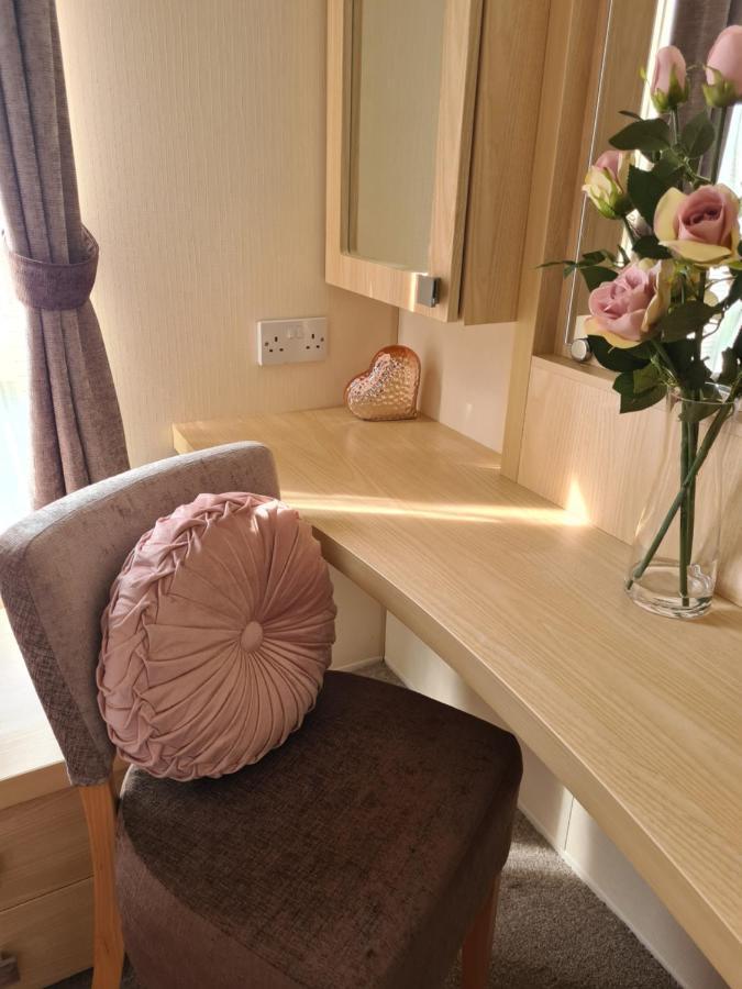 Beautiful 2 Bedroom Caravan, Holiday Park Tenby Saint Florence المظهر الخارجي الصورة