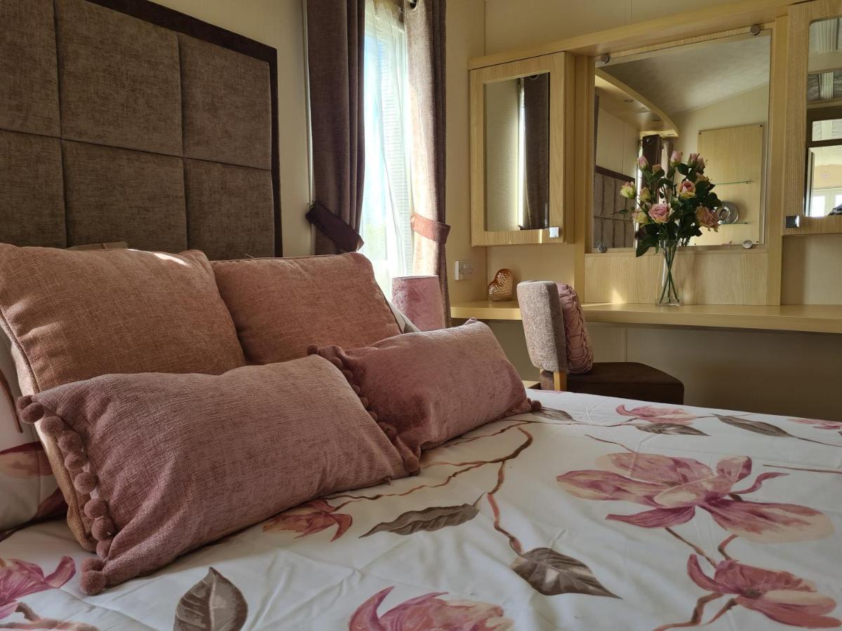 Beautiful 2 Bedroom Caravan, Holiday Park Tenby Saint Florence المظهر الخارجي الصورة