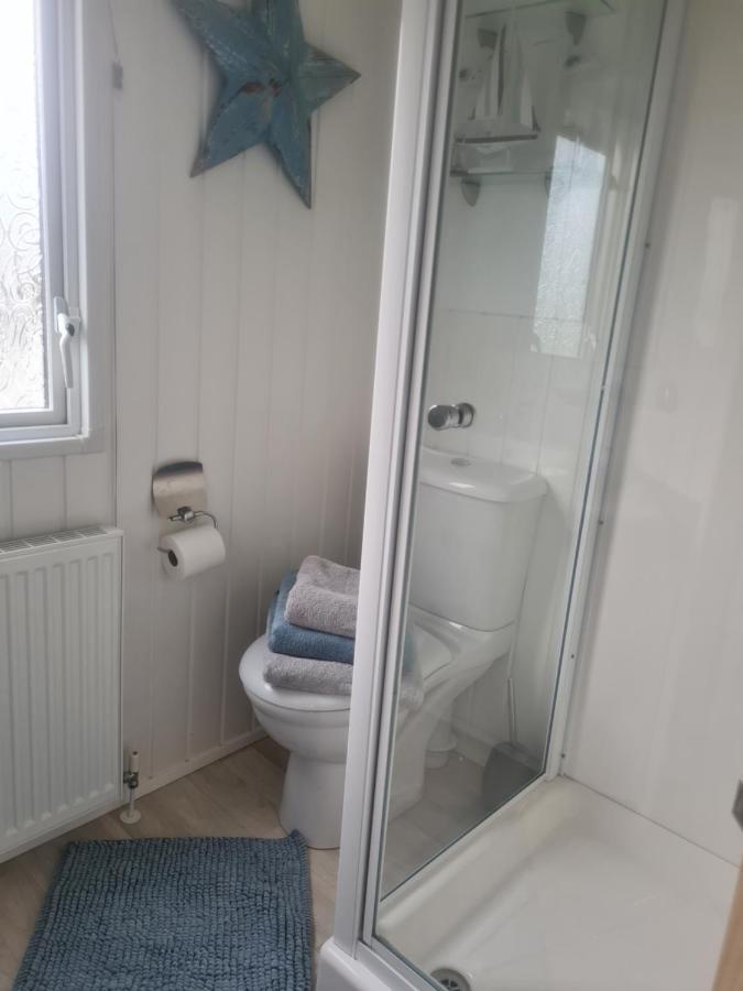 Beautiful 2 Bedroom Caravan, Holiday Park Tenby Saint Florence المظهر الخارجي الصورة