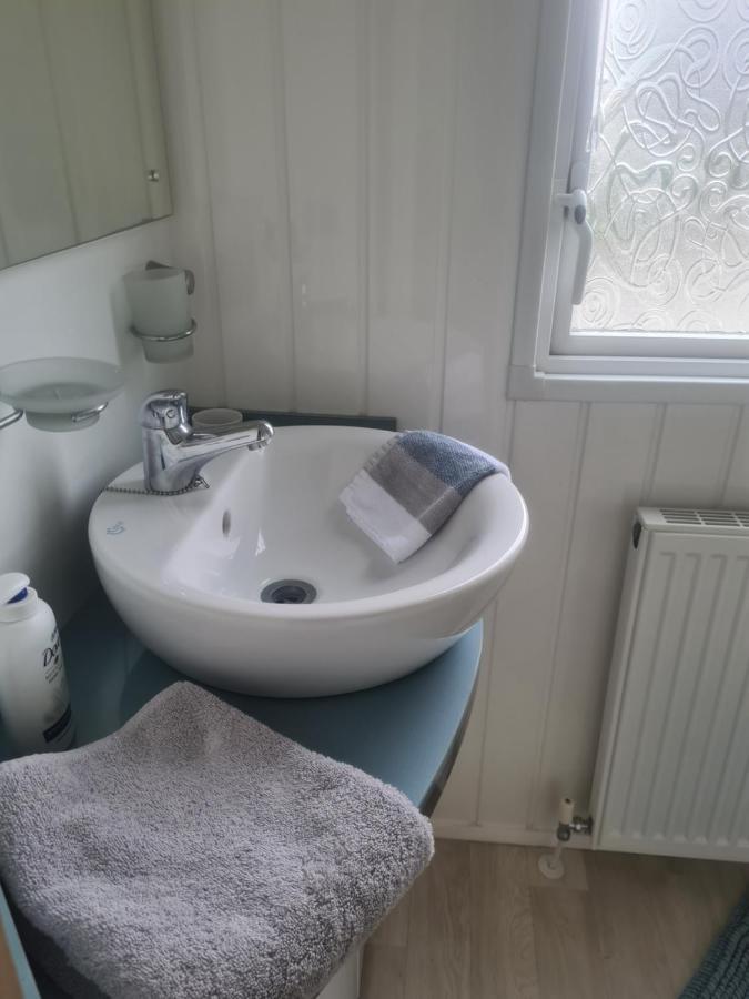Beautiful 2 Bedroom Caravan, Holiday Park Tenby Saint Florence المظهر الخارجي الصورة