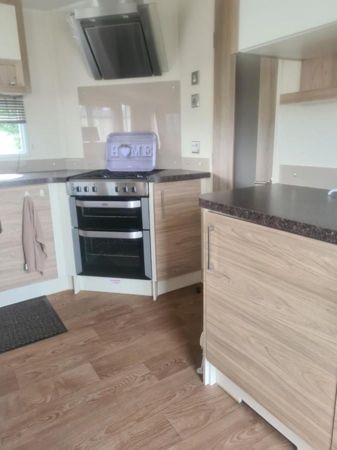 Beautiful 2 Bedroom Caravan, Holiday Park Tenby Saint Florence المظهر الخارجي الصورة