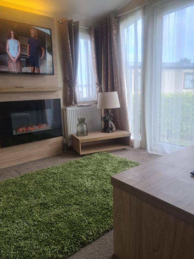 Beautiful 2 Bedroom Caravan, Holiday Park Tenby Saint Florence المظهر الخارجي الصورة