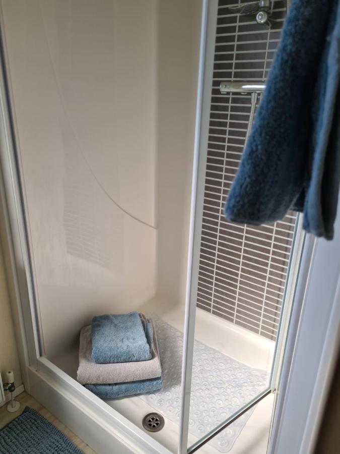 Beautiful 2 Bedroom Caravan, Holiday Park Tenby Saint Florence المظهر الخارجي الصورة