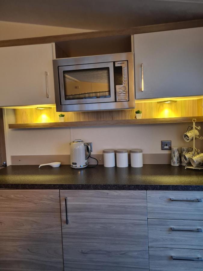 Beautiful 2 Bedroom Caravan, Holiday Park Tenby Saint Florence المظهر الخارجي الصورة