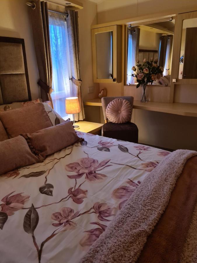 Beautiful 2 Bedroom Caravan, Holiday Park Tenby Saint Florence المظهر الخارجي الصورة
