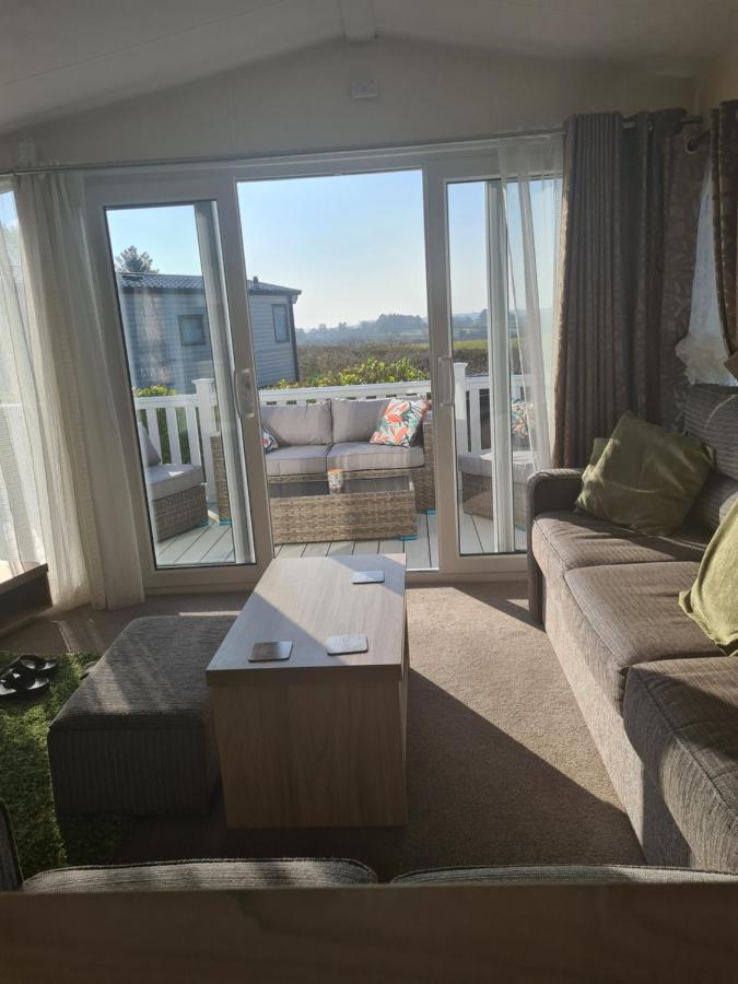 Beautiful 2 Bedroom Caravan, Holiday Park Tenby Saint Florence المظهر الخارجي الصورة