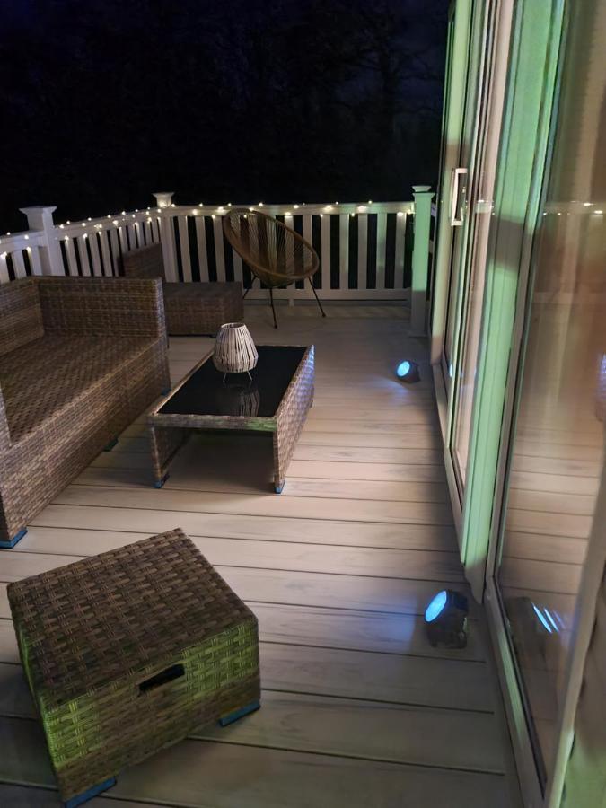 Beautiful 2 Bedroom Caravan, Holiday Park Tenby Saint Florence المظهر الخارجي الصورة