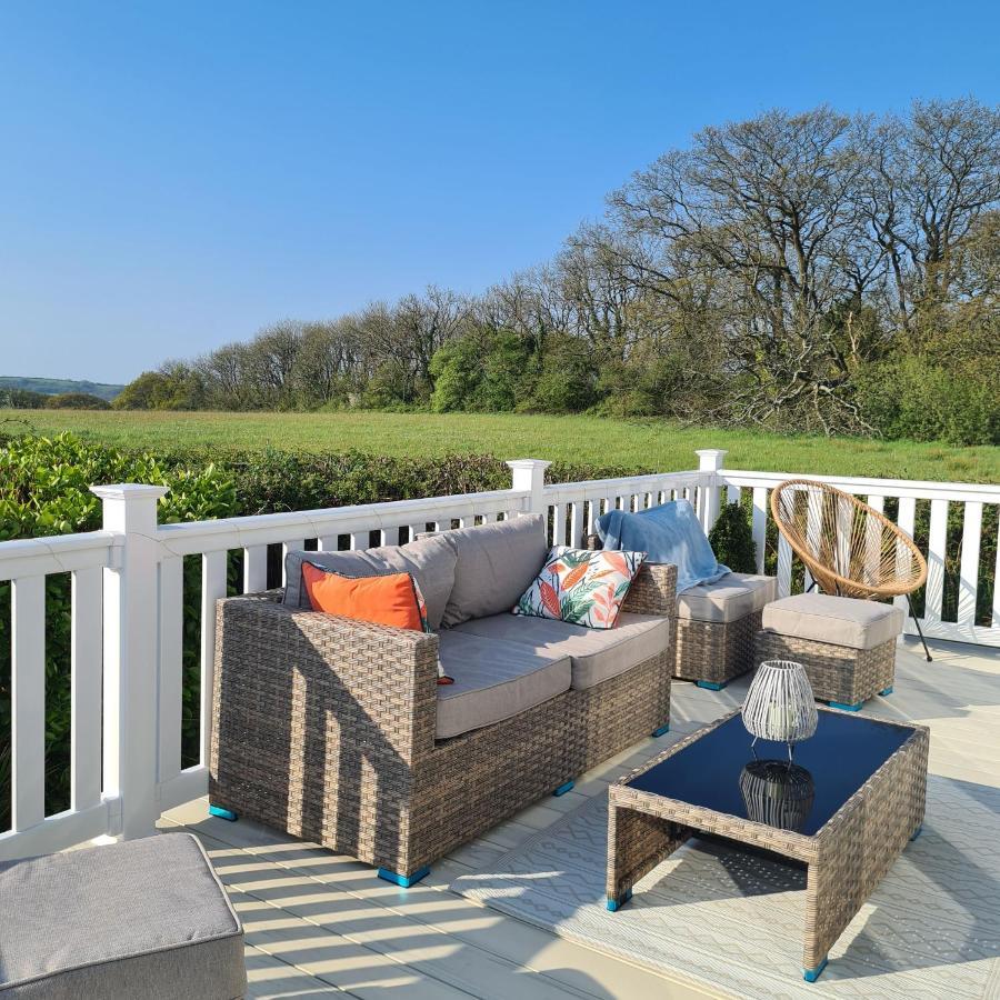 Beautiful 2 Bedroom Caravan, Holiday Park Tenby Saint Florence المظهر الخارجي الصورة