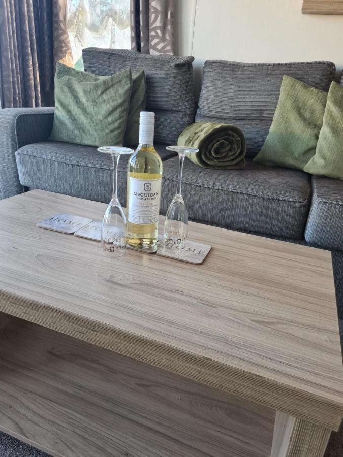 Beautiful 2 Bedroom Caravan, Holiday Park Tenby Saint Florence المظهر الخارجي الصورة