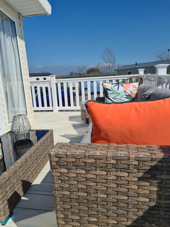 Beautiful 2 Bedroom Caravan, Holiday Park Tenby Saint Florence المظهر الخارجي الصورة