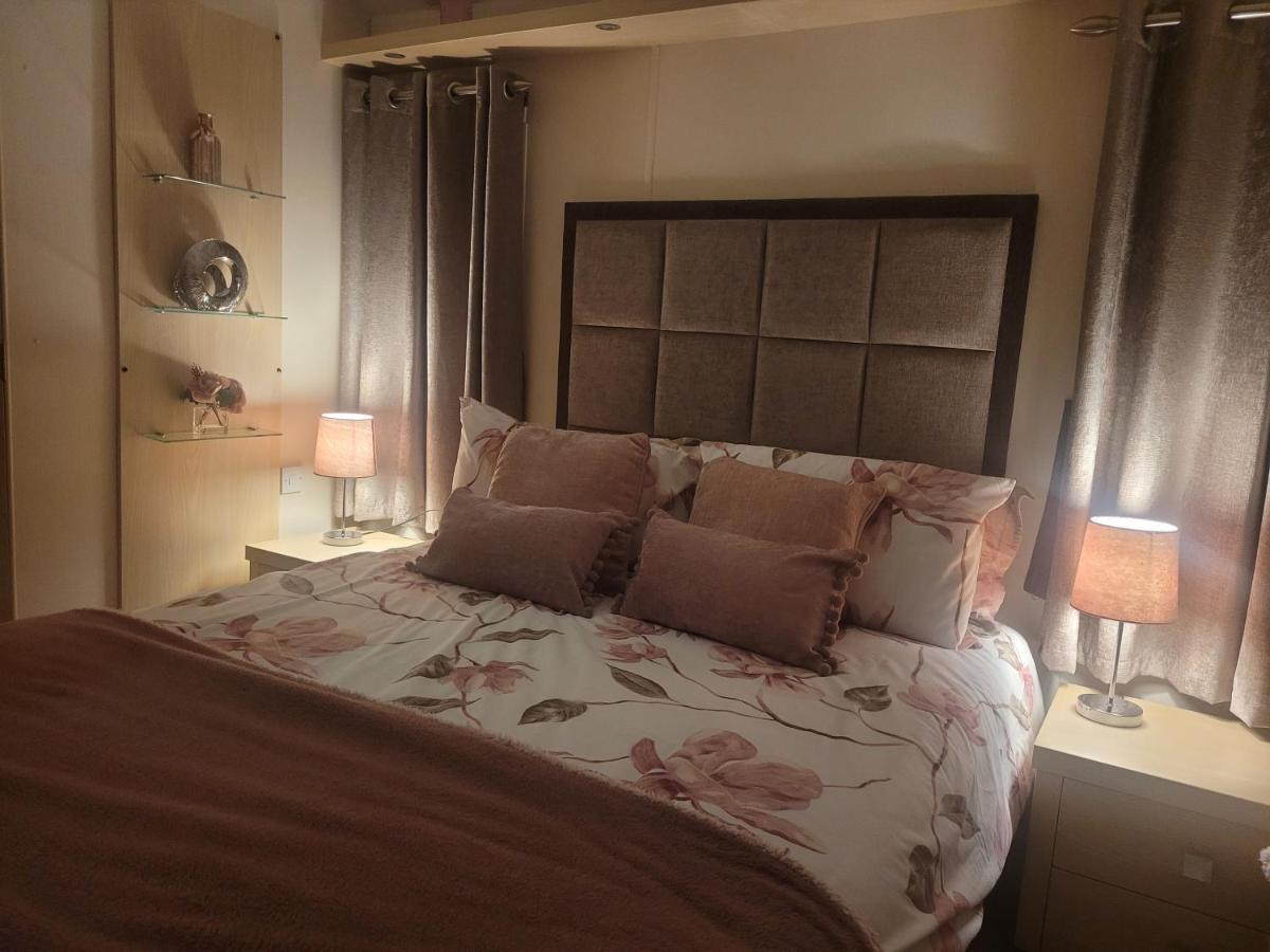 Beautiful 2 Bedroom Caravan, Holiday Park Tenby Saint Florence المظهر الخارجي الصورة