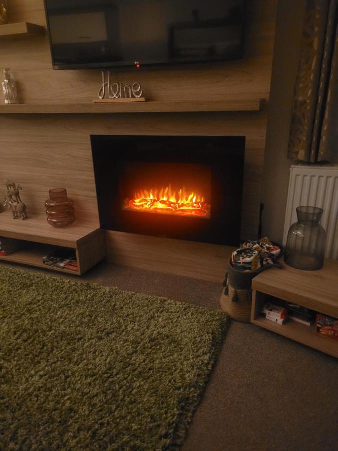 Beautiful 2 Bedroom Caravan, Holiday Park Tenby Saint Florence المظهر الخارجي الصورة