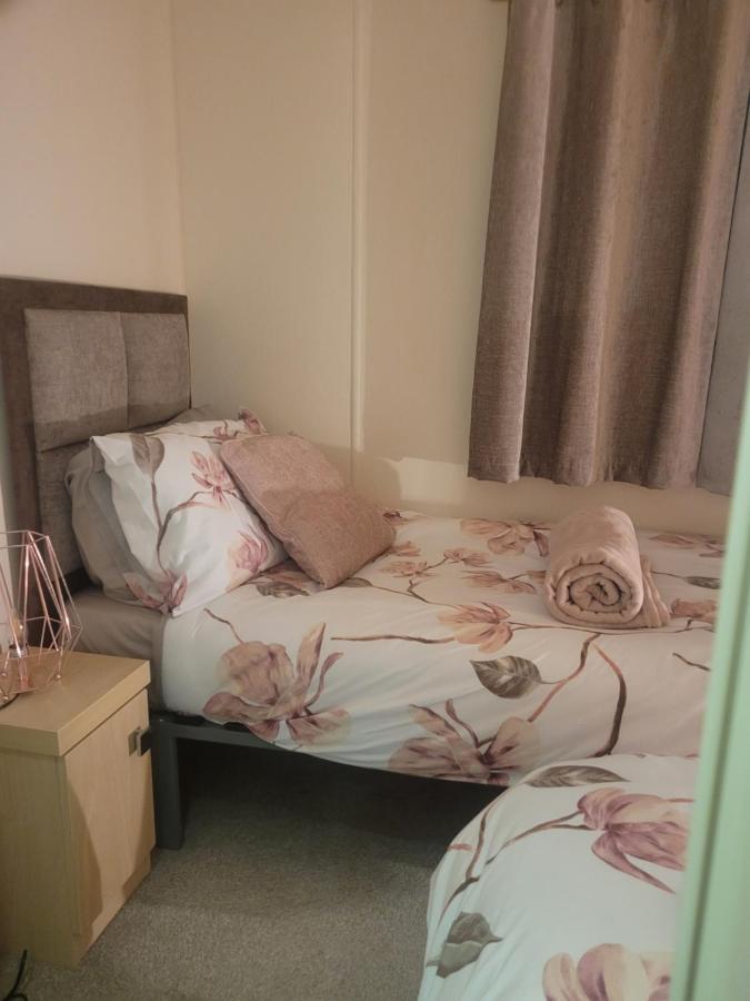 Beautiful 2 Bedroom Caravan, Holiday Park Tenby Saint Florence المظهر الخارجي الصورة