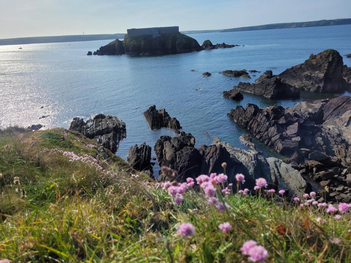 Beautiful 2 Bedroom Caravan, Holiday Park Tenby Saint Florence المظهر الخارجي الصورة